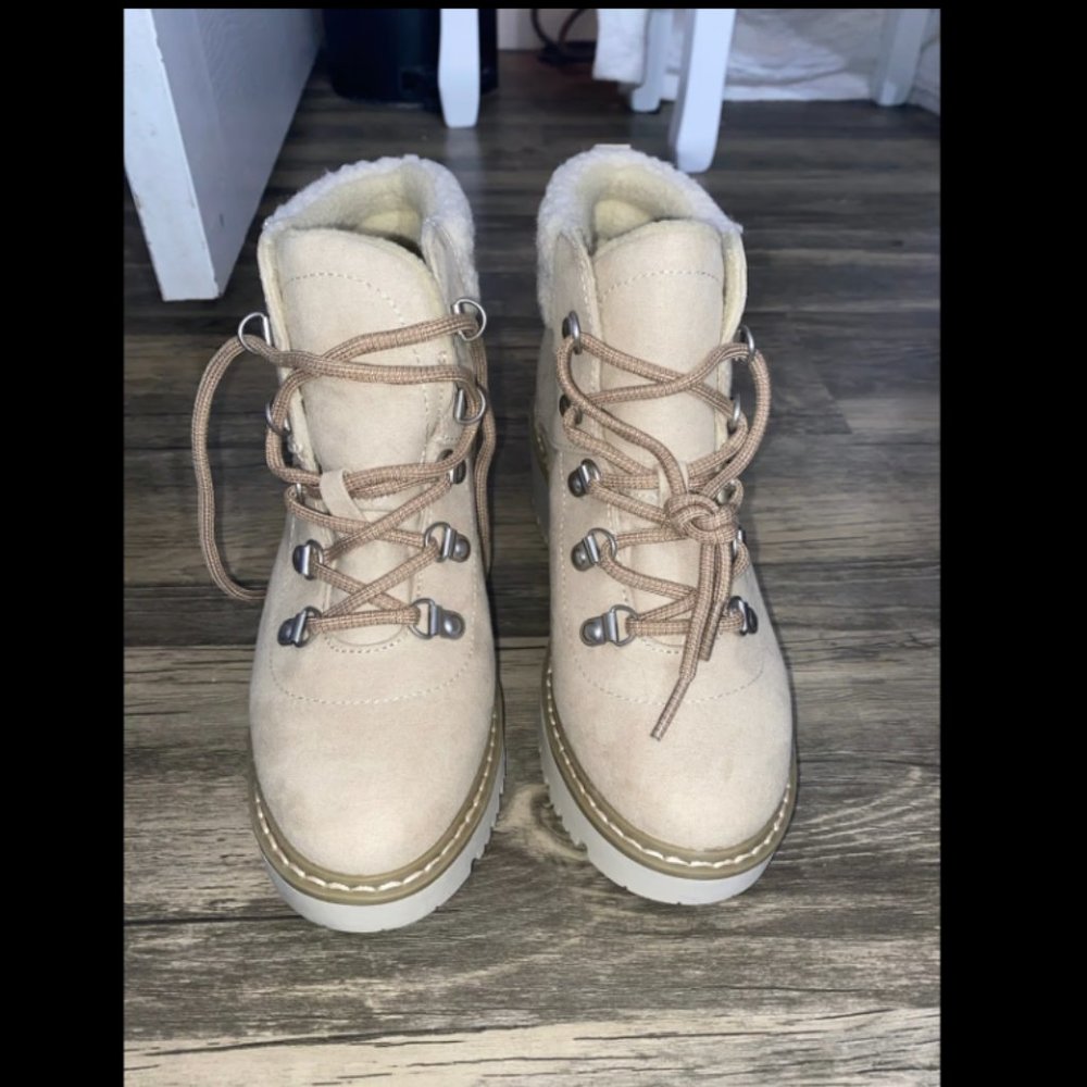 Size women's 6 cream colored Oleen boots, winter boots, water repellent shoes